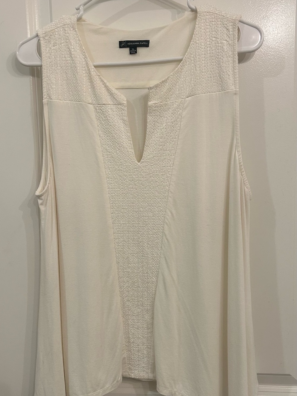 Adrianna Papell Ivory Sleeveless V-Notch Textured Panel Tank